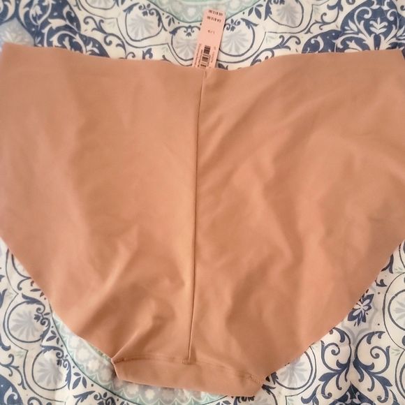 Victoria Secret - Picture 2 of 2